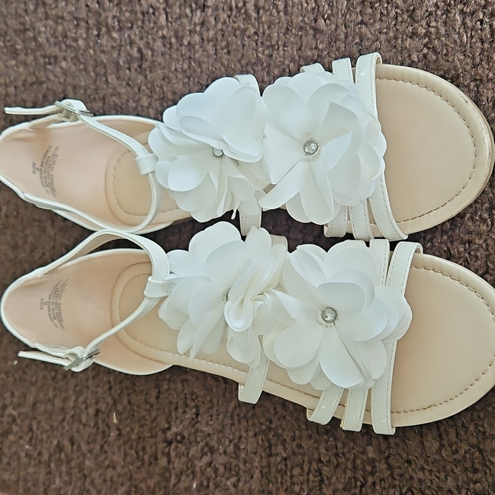 Elegant White Floral Sandals (Girls)